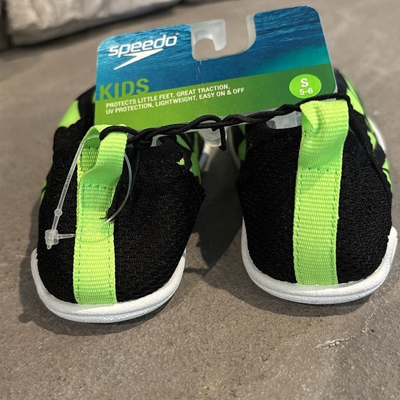 Speedo Black & neon green water shoes,UV protection,slip on,pull tab,tread,light - Picture 4 of 7